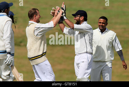 Ardleigh Green giocatori festeggiare il paletto di G Goswami - Ardleigh Green CC vs Gidea Park & Romford CC - Essex Cricket League a Central Park - 16/05/09. Foto Stock