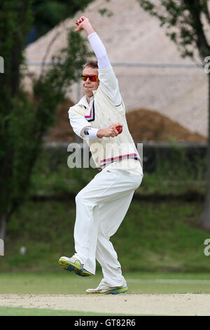 Tom Blundell in azione di bowling per Colchester - Colchester & East Essex CC vs Ardleigh Green CC - Essex Cricket League al parco del Castello - 02/06/12 Foto Stock