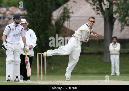 Tom Blundell in azione di bowling per Colchester - Colchester & East Essex CC vs Ardleigh Green CC - Essex Cricket League al parco del Castello - 02/06/12 Foto Stock