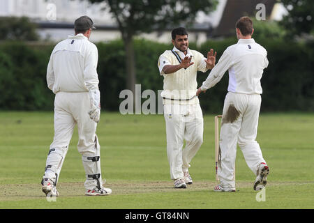 V la criniera di Gidea Park (C) celebra il paletto di J Sexton - Gidea Park & Romford CC vs Leigh-on-Sea CC - Essex Cricket League al patibolo Corner - 16/06/12 Foto Stock