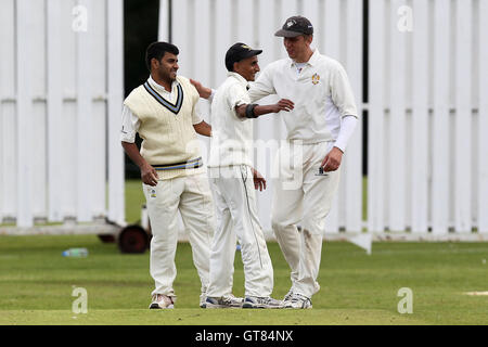 V Mane (L) di Gidea Park celebra il paletto di J Edwards con M Bhad e R Filmalter - Gidea Park & Romford CC vs Leigh-on-Sea CC - Essex Cricket League al patibolo Corner - 16/06/12 Foto Stock