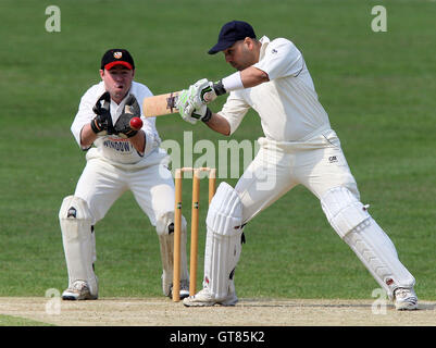 K Khan in azione di ovatta per Harold Wood - Harold Wood CC vs Hadleigh & Thundersley CC - Essex Cricket League- 24/05/08 Foto Stock