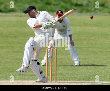 K Khan in azione di ovatta per Harold Wood - Harold Wood CC vs Hadleigh & Thundersley CC - Essex Cricket League- 24/05/08 Foto Stock