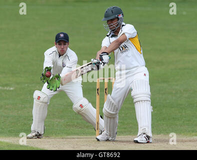 M Moin Khan in azione di ovatta per Harold Wood come M Valutazione guarda da dietro i monconi - Harold Wood CC vs Walthamstow CC - Essex Cricket League - 13/06/09. Foto Stock