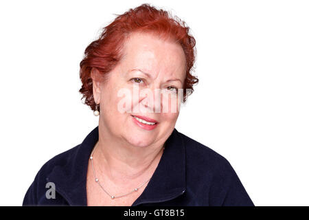 Elegante signorile di lady senior con un sorriso autentico e sincera espressione, testa e spalle isolato su bianco Foto Stock