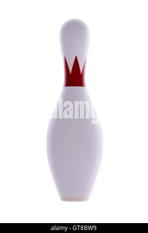 Singolo isolato bowling pin per giocare a bowling Tenpin in un vicolo al coperto con un colorato collare rosso su sfondo bianco Foto Stock