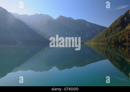 La riflessione di montagne lago Plansee, Tirolo, Austria Foto Stock