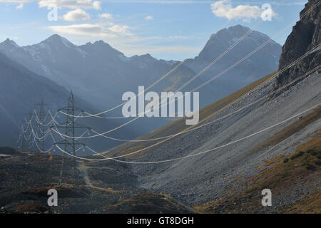 Idro linee e tralicci nelle Alpi, Albula Pass, Grigioni, Svizzera Foto Stock