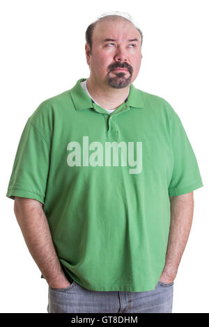 Ritratto di sovrappeso uomo che indossa camicia verde in piedi con le mani nelle tasche e cercando premurosamente su bianco Studio Backgr Foto Stock