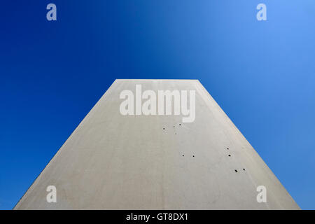 Colonna di calcestruzzo contro il cielo blu Foto Stock