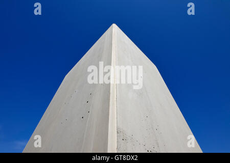 Colonna di calcestruzzo contro il cielo blu Foto Stock