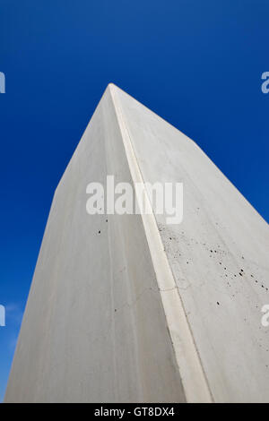 Colonna di calcestruzzo contro il cielo blu Foto Stock