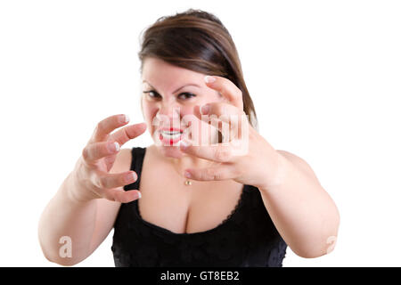 Furious temperamental donna graffiando le sue mani e digrignando i denti in un accoppiamento di temperamento e la furia, isolato su bianco Foto Stock