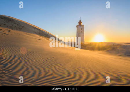 Faro e dune, Rubjerg Knude al tramonto, Lokken, Nord dello Jutland, Danimarca Foto Stock