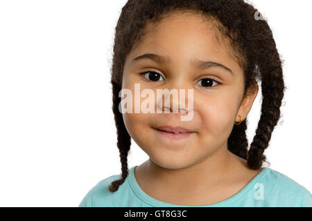 Close up affascinante quattro anno vecchia ragazza con treccia di capelli ricci sorridente a voi contro uno sfondo bianco. Foto Stock