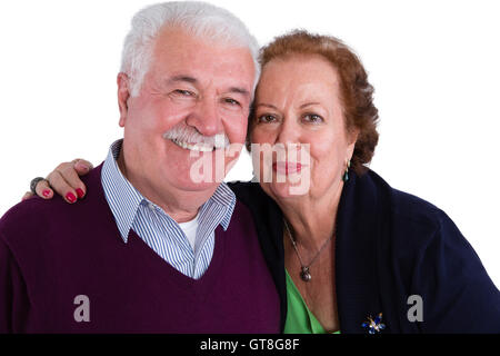 Felice amorevole coppia senior in posa di un abbraccio sorridente felicemente alla fotocamera, testa e spalle ritratto isolato sulla Pentecoste Foto Stock