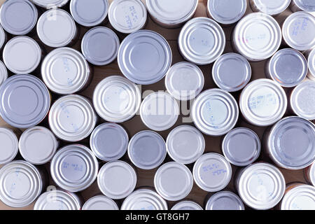 Sfondo di diversi alimenti sigillata lattine o barattoli visto dal sovraccarico in un assortimento di formati riempiendo il telaio in un cibo e n Foto Stock