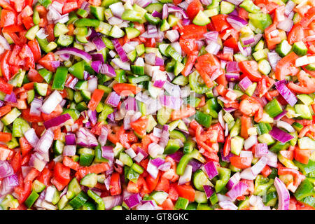 Il cibo sullo sfondo di un sano pastore turco insalata in un frame completo vista colorati misti a dadini di verdure fresche visto da vicino Foto Stock