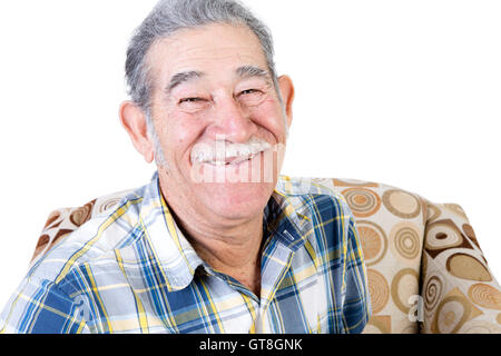 Bello messicano singolo uomo seduto su una sedia con un grande sorriso e baffi in flanella camicia Foto Stock