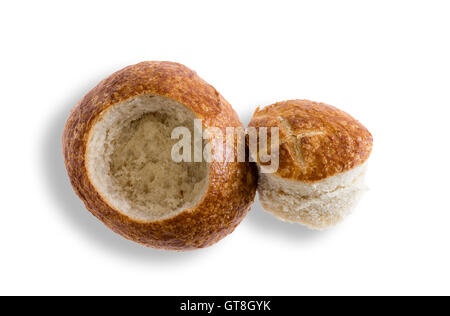 Crostini di fresco rotolo di pasta acida preparata come una ciotola di pane per la zuppa con il cappuccio si trovano a fianco, vista aerea su bianco con copia spa Foto Stock