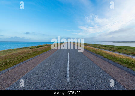 Strada di campagna sulla capezzagna, il tuo parco nazionale, Agger, Nord dello Jutland, Danimarca Foto Stock