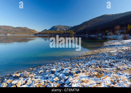 Il Lago Walchensee con trasformata per forte gradiente brina sulla riva, Kochel am See, Alta Baviera, Baviera, Germania Foto Stock