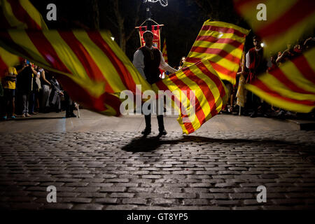 In questo file di immagine presa su 10-09-2014 un esecutore onde bandiere catalano nelle strade di Barcellona, Spagna. Foto Stock