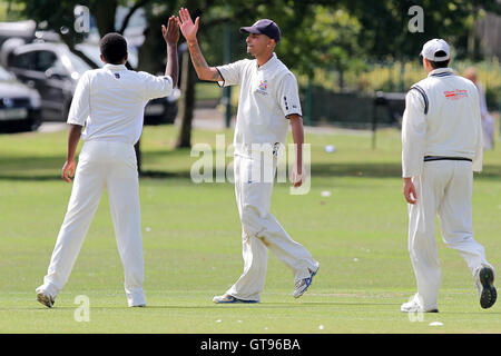 Gidea Park giocatori festeggiare il paletto di Billy Gordon - Hornchurch CC (batting) vs Gidea Park & Romford CC - Essex Cricket League - 20/08/11 Foto Stock