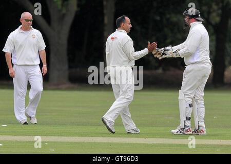 Gidea Park giocatori festeggiare il paletto di Paul Murray - Hornchurch CC (batting) vs Gidea Park & Romford CC - Essex Cricket League - 20/08/11 Foto Stock