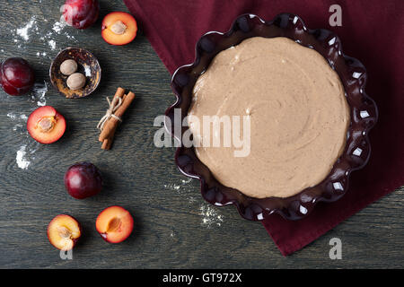 Torta di prugne per la cottura Foto Stock