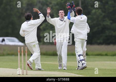 M Roe di Havering bocce fuori G Pearson e celebra - Navestock Ardleigh Green CC vs Havering-carta opaca-Bower CC 2a XI - Mid-Essex Cricket League a lato Navestock - 16/06/12 Foto Stock