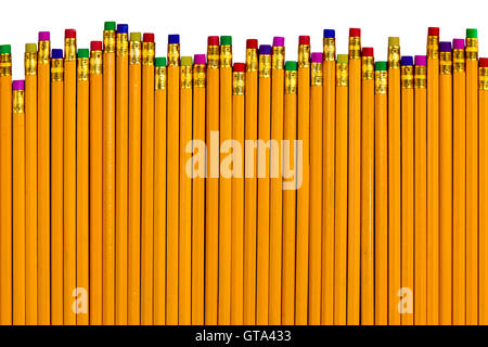 Vista dall'alto in basso sulla fila di matite di colore giallo con colorati eraser tops a diverse altezze come concetto per eliminare vari errore Foto Stock