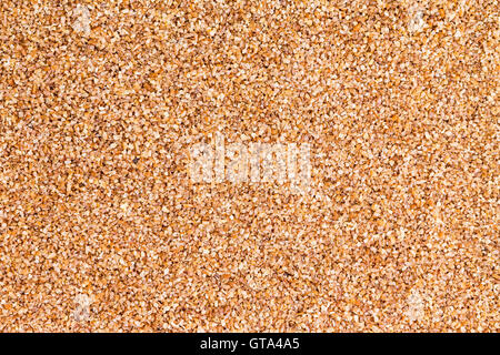 Texture di sfondo di belle marrone terra bulgur realizzato da incrinato il frumento duro o di semole e semolini di cereali ricchi di proteine e fibra dietetica Foto Stock