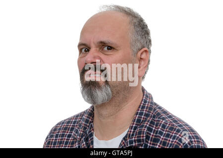 Arrabbiato balding uomo con barba scherno presso la fotocamera mentre si indossa plaid shirt Foto Stock