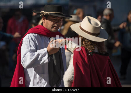 Buenos Aires, Argentina. 12 giu 2016. Dancing gauchos a Feria de Mataderos durante la Corrida de sortija gioco. Foto Stock