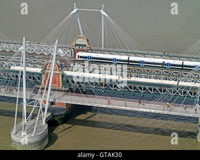 Vista aerea di treni su un ponte Foto Stock