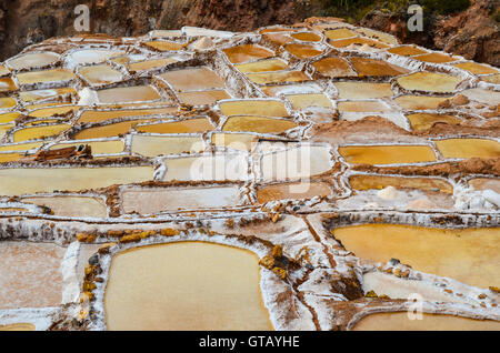 MARAS, regione di Cusco, Perù- Giugno 6, 2013: pre Inca tradizionale miniera di sale nella Valle Sacra Foto Stock