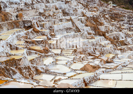 MARAS, regione di Cusco, Perù- Giugno 6, 2013: pre Inca tradizionale miniera di sale nella Valle Sacra Foto Stock