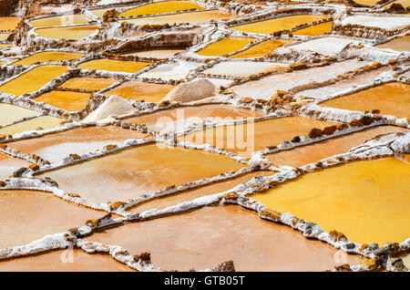 MARAS, regione di Cusco, Perù- Giugno 6, 2013: pre Inca tradizionale miniera di sale nella Valle Sacra Foto Stock