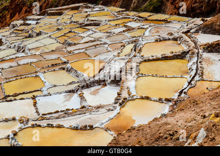 MARAS, regione di Cusco, Perù- Giugno 6, 2013: pre Inca tradizionale miniera di sale nella Valle Sacra Foto Stock