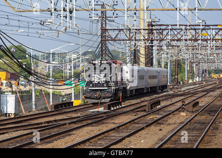 Un Metro-North BL20GH locomotiva diesel in New Haven livrea tira a breve distanza in treno nella stazione di Stamford a Stamford, Connecticut. Foto Stock