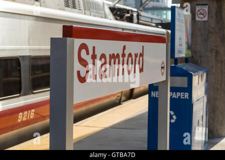 Un Metro-North New Haven linea treno dei pendolari attende la partenza dalla stazione di Stamford a Stamford, Connecticut. Foto Stock