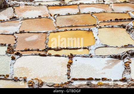 MARAS, regione di Cusco, Perù- Giugno 6, 2013: pre Inca tradizionale miniera di sale nella Valle Sacra Foto Stock