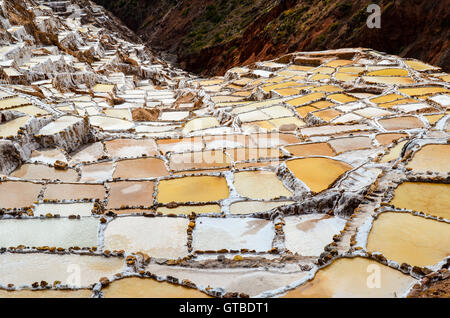 MARAS, regione di Cusco, Perù- Giugno 6, 2013: pre Inca tradizionale miniera di sale nella Valle Sacra Foto Stock