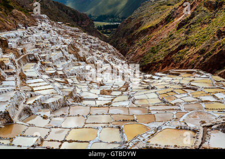 MARAS, regione di Cusco, Perù- Giugno 6, 2013: pre Inca tradizionale miniera di sale nella Valle Sacra Foto Stock