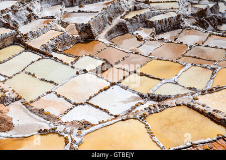 MARAS, regione di Cusco, Perù- Giugno 6, 2013: pre Inca tradizionale miniera di sale nella Valle Sacra Foto Stock