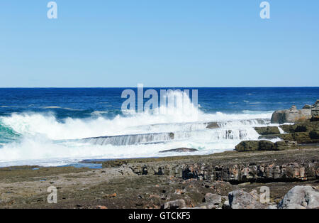 Onde enormi a Moes Rock nella pittoresca Jervis Bay, Booderee National Park, New South Wales, NSW, Australia Foto Stock