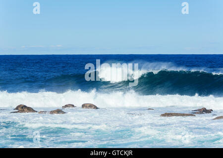 Onde enormi a Moes Rock nella pittoresca Jervis Bay, Booderee National Park, New South Wales, NSW, Australia Foto Stock