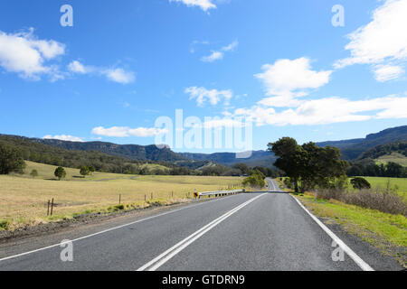 Strada di Macquarie passare da Albion Park, New South Wales, NSW, Australia Foto Stock