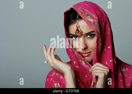 Giovane bella donna in sari Foto Stock